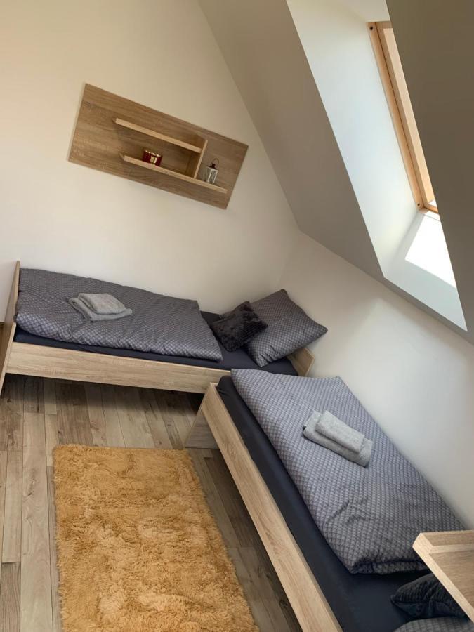Cozy 2-Bedroom Vacation Apartment With Entire Top Floor Gaj  エクステリア 写真