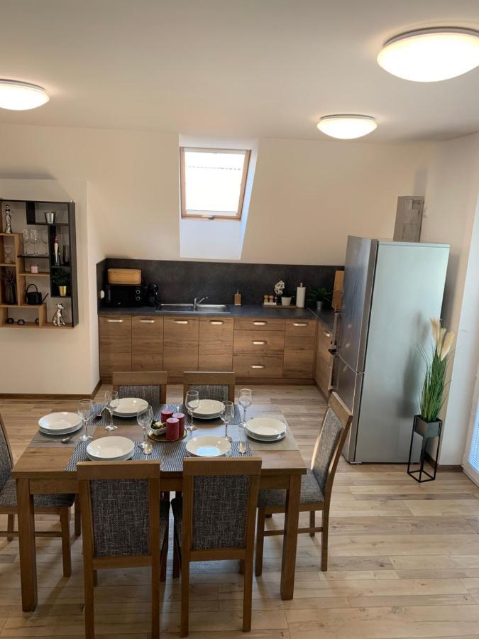 Cozy 2-Bedroom Vacation Apartment With Entire Top Floor Gaj  エクステリア 写真