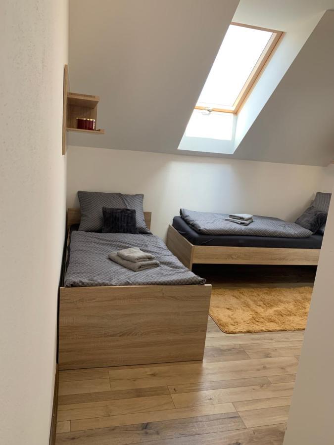 Cozy 2-Bedroom Vacation Apartment With Entire Top Floor Gaj  エクステリア 写真