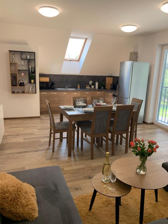 Cozy 2-Bedroom Vacation Apartment With Entire Top Floor Gaj  エクステリア 写真
