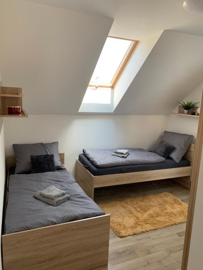 Cozy 2-Bedroom Vacation Apartment With Entire Top Floor Gaj  エクステリア 写真